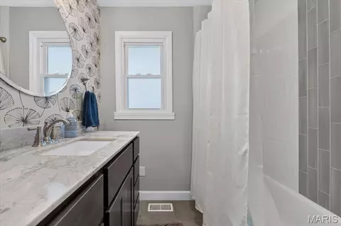 Bath - 411 Washington Dr, Waterloo, IL 62298 photo 1 of 4