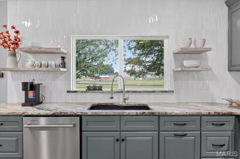 Kitchen - 411 Washington Dr, Waterloo, IL 62298 photo 5 of 6