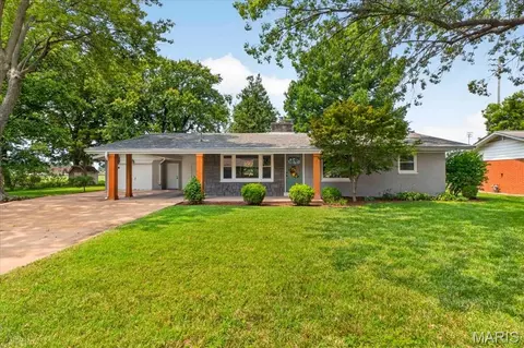 Exterior - 411 Washington Dr, Waterloo, IL 62298 photo 2 of 18