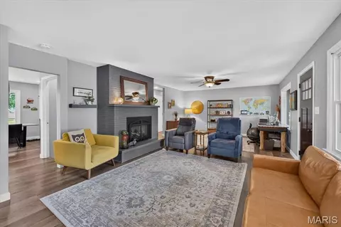 Living - 411 Washington Dr, Waterloo, IL 62298 photo 2 of 3