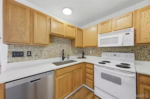 Kitchen - 744 Hyde Dr, O'fallon, MO 63366 photo 2 of 4