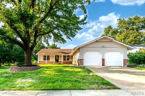 12732 Glenage Dr, Maryland Heights, MO 63043