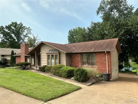 681 Henry Ave, Ballwin, MO 63011 photo 2