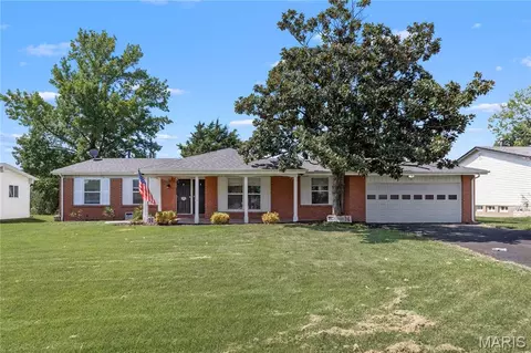 1445 Orchard Lakes Dr, Saint Louis, MO 63146