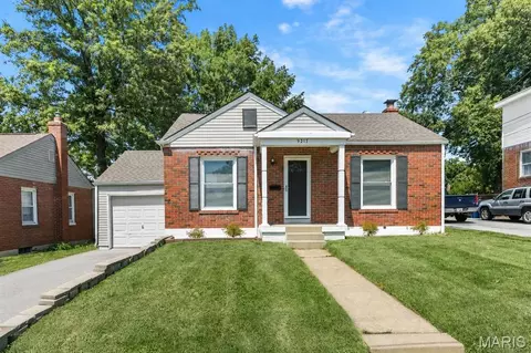 9217 Seneca Ln, Overland, MO 63114