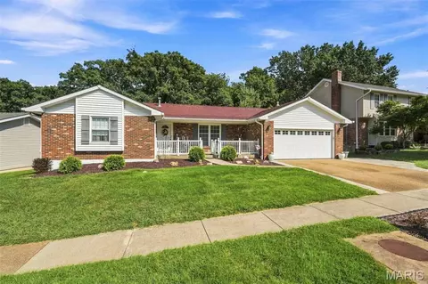 5844 Pierwood Dr, Saint Louis, MO 63129