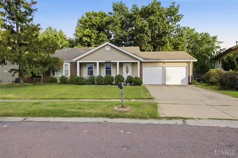 12802 Sandfield Dr, Saint Louis, MO 63146