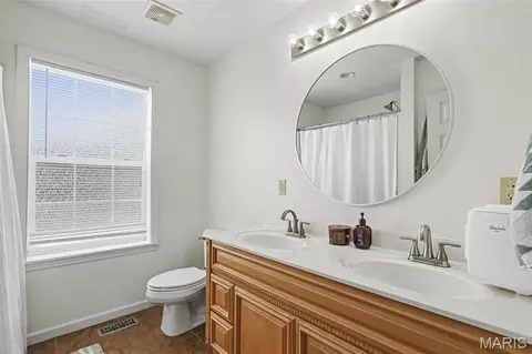 Bath - 15811 Jedberg Ln, Ballwin, MO 63021 photo 3 of 5