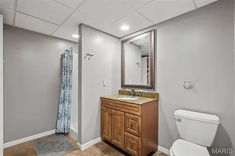 Bath - 15811 Jedberg Ln, Ballwin, MO 63021 photo 4 of 5