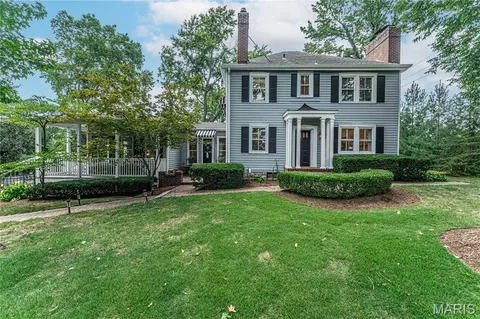 9242 Clayton Rd, Ladue, MO 63124