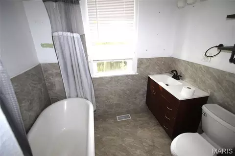 Bath - 213 E Walnut St, Arcadia, MO 63621 photo 1 of 1