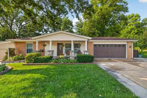 4482 Dantonaire Pl, Saint Louis, MO 63128