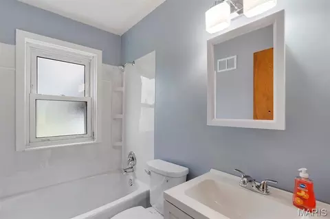 Bath - 9107 Harold Dr, Berkeley, MO 63134 photo 1 of 2