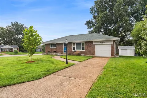 9420 High Hill Ct, Crestwood, MO 63126