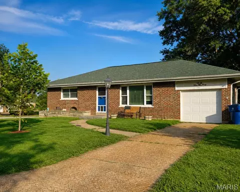 9420 High Hill Ct, Crestwood, MO 63126