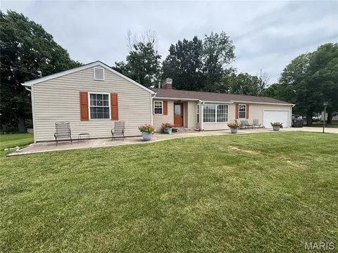 138 E Crestview Dr, Columbia, IL 62236