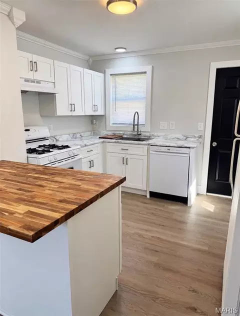 Kitchen - 409 E Scioto St, Saint James, MO 65559 photo 1 of 3