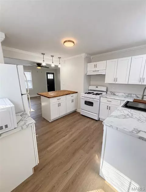 Kitchen - 409 E Scioto St, Saint James, MO 65559 photo 2 of 3