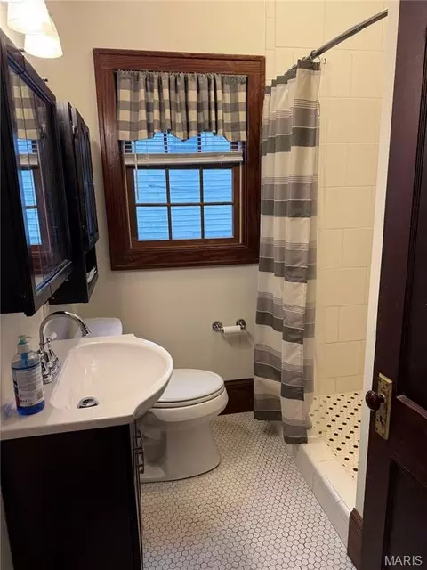 Bath - 214 Shepherd Pl, Hannibal, MO 63401 photo 1 of 1
