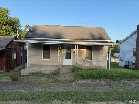 717 S 4th St, De Soto, MO 63020
