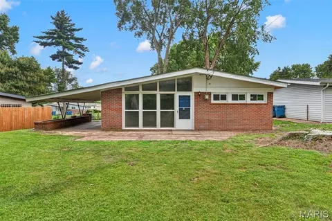 8401 Saint Olaf Dr, Berkeley, MO 63134