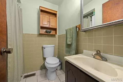Bath - 5820 E Copple Rd, Walnut Hill, IL 62893 photo 2 of 2