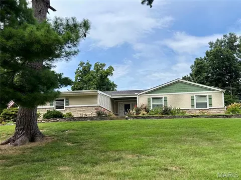 4900 Voltaire Dr, Godfrey, IL 62035