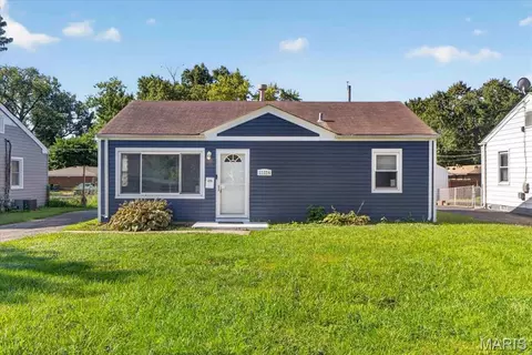 11224 Saint Clement Ln, Saint Ann, MO 63074