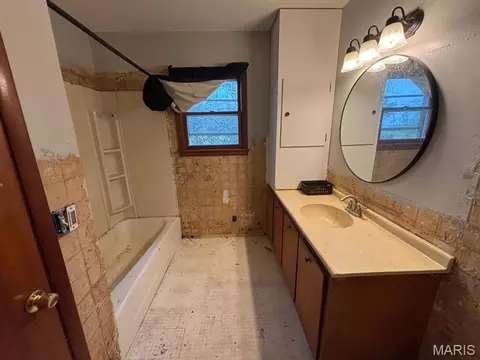 Bath - 315 N Center St, Hunnewell, MO 63443 photo 2 of 2