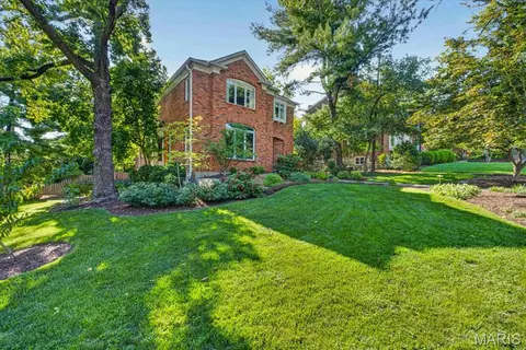 366 W Point Ct, Saint Louis, MO 63130