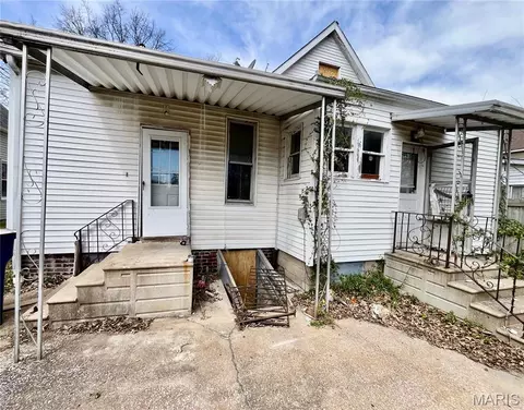 Exterior - 802 E D St, Belleville, IL 62220 photo 3 of 3