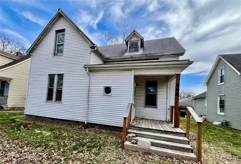 Exterior - 802 E D St, Belleville, IL 62220 photo 2 of 3