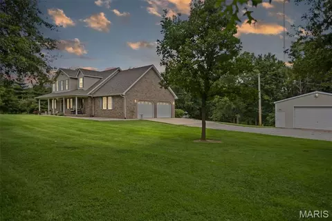 3816 Airport Rd, Godfrey, IL 62035