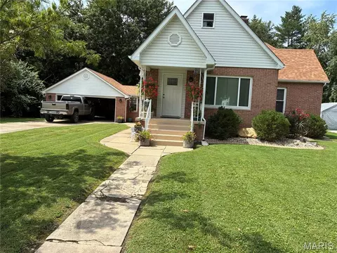 711 N N Un, Staunton, IL 62088