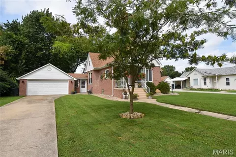 711 N N Un, Staunton, IL 62088