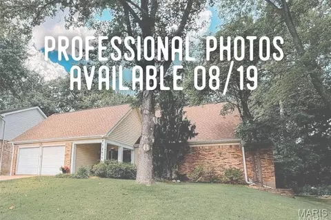2045 Country Field Dr, Chesterfield, MO 63017