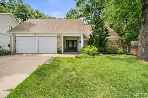 2045 Country Field Dr, Chesterfield, MO 63017