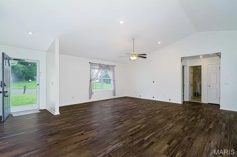 Living - 573 Maplewood Dr, Rolla, MO 65401 photo 2 of 4