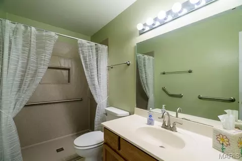 Bath - 573 Maplewood Dr, Rolla, MO 65401 photo 1 of 2