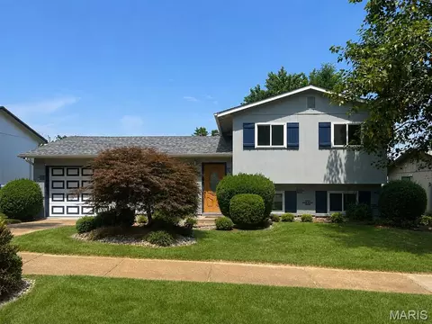 2687 Creekwood Manor Ln, Saint Louis, MO 63125
