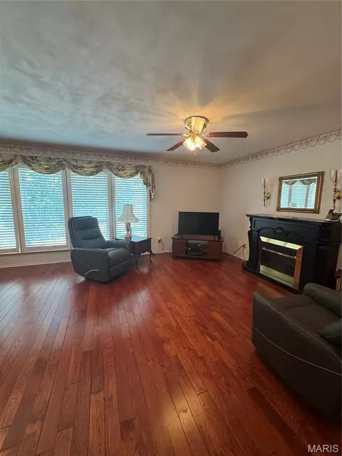 Living - 353 Bellestri Dr, Ballwin, MO 63021 photo 2 of 7