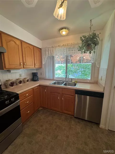 Kitchen - 353 Bellestri Dr, Ballwin, MO 63021 photo 2 of 4