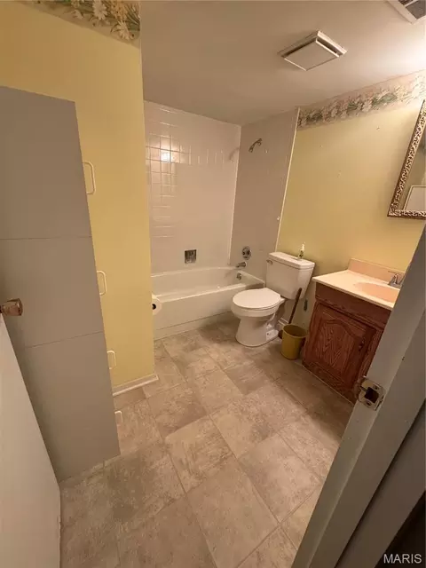 Bath - 353 Bellestri Dr, Ballwin, MO 63021 photo 3 of 4