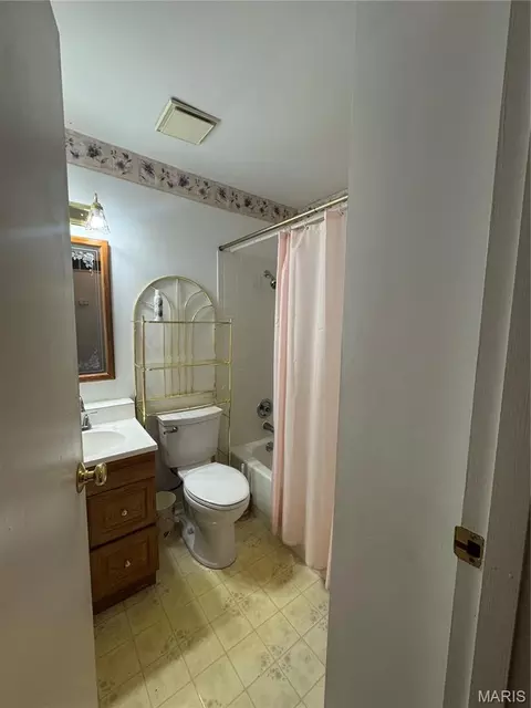 Bath - 353 Bellestri Dr, Ballwin, MO 63021 photo 1 of 4