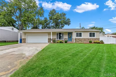 2871 Sugar Tree Ln, Maryland Heights, MO 63043