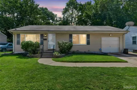 9242 Leamont Dr, Saint Louis, MO 63136