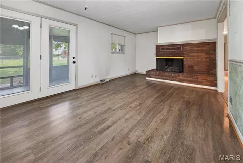 Living - 610 Laurel Dr, Waterloo, IL 62298 photo 1 of 7