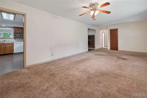 Living - 610 Laurel Dr, Waterloo, IL 62298 photo 4 of 7