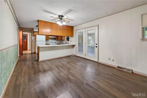 Living - 610 Laurel Dr, Waterloo, IL 62298 photo 5 of 7