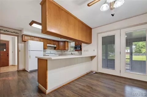 Kitchen - 610 Laurel Dr, Waterloo, IL 62298 photo 2 of 4